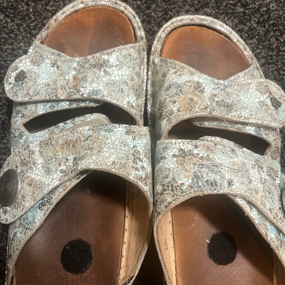 Finn Comfort Women's Sandals in Cream and Tan - Picture 13 of 14